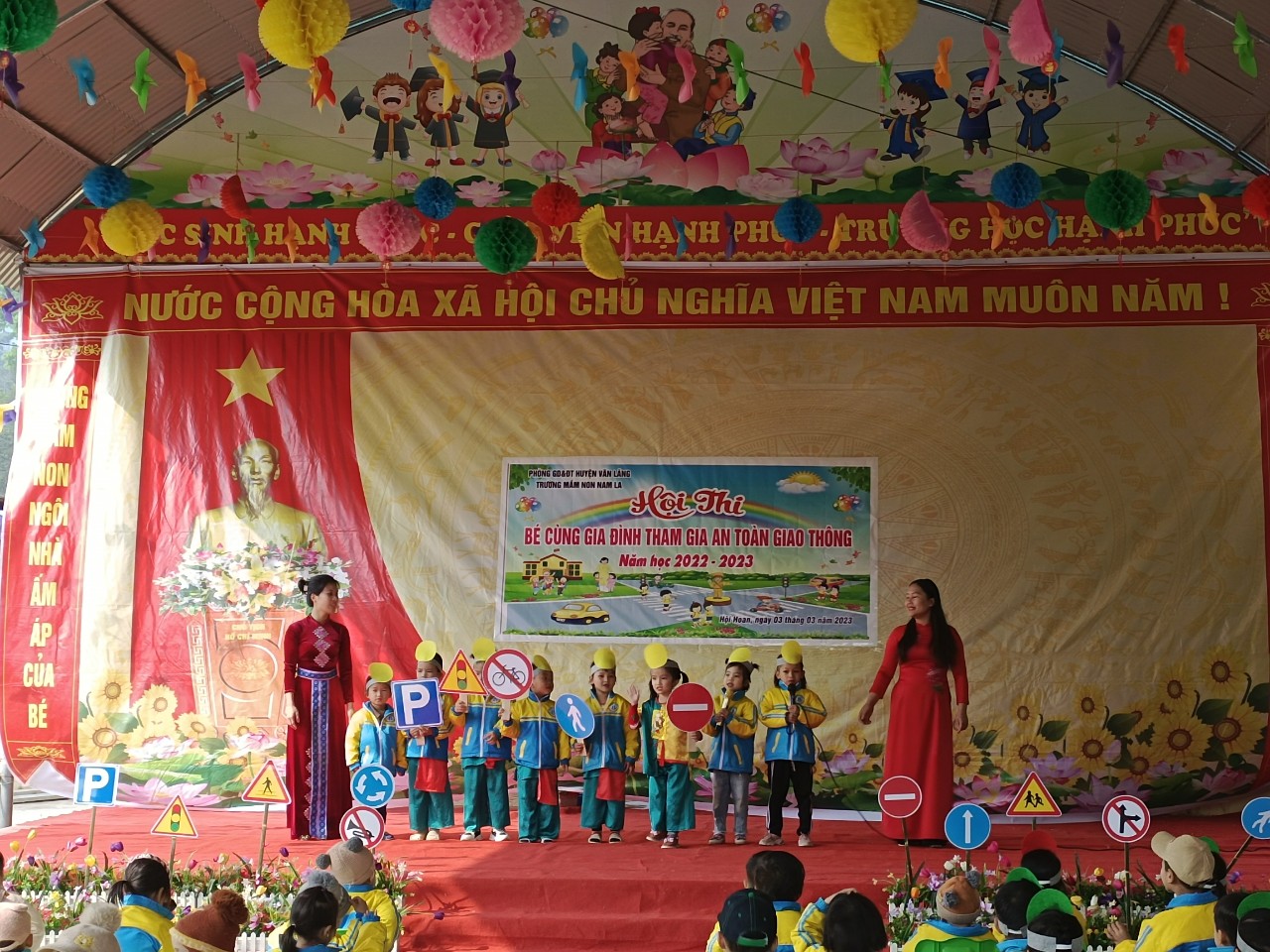 Hội thi "Bé cùng gia đình tham gia an toàn giao thông" cấp trường